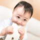 iPhoneを食べる赤ちゃん